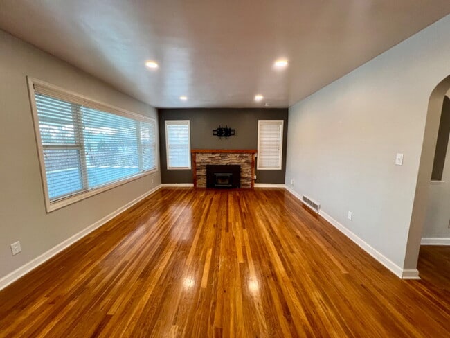 Building Photo - Great Home Close to CFD!