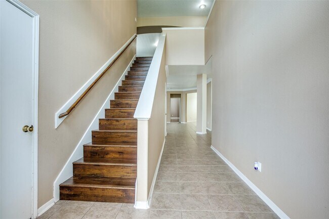 Building Photo - 9907 Valance Way