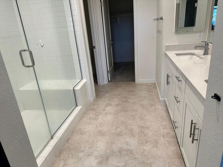 Building Photo - 140 Farmhouse Dr