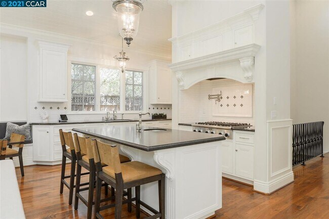 Building Photo - Beautifully Updated 5-Bedroom Home in Prim...