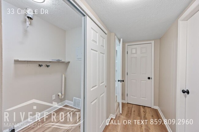 Building Photo - 33 Circle Dr