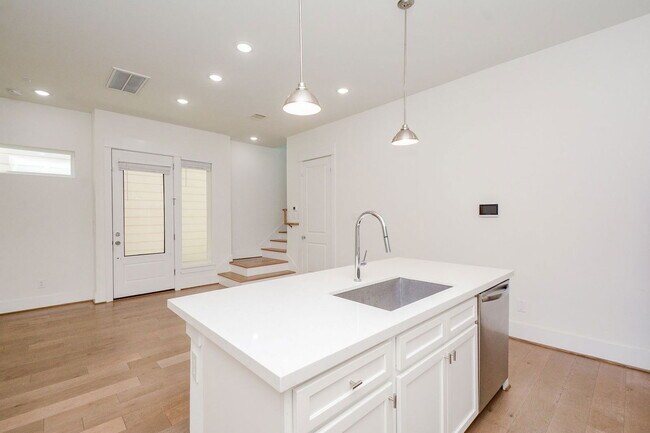 Building Photo - 310 Cyclamen St