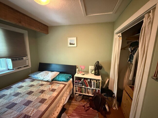 Building Photo - 3 Bedrooms!! 3 Baths!!