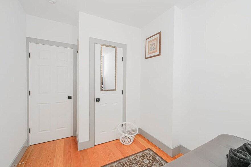 Building Photo - 479 Putnam Ave