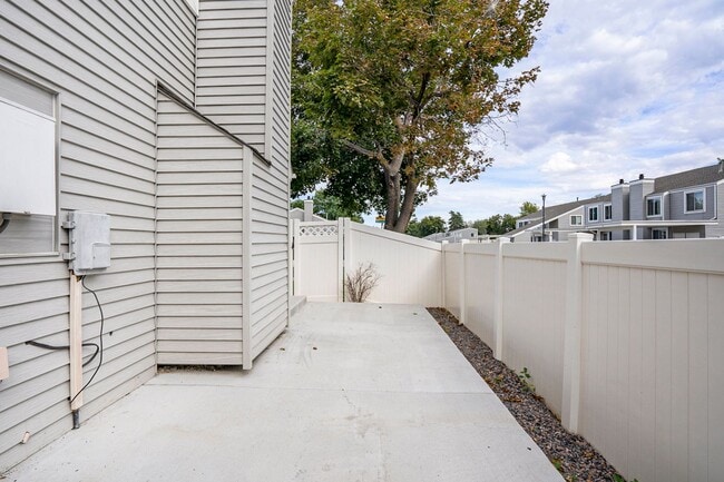 Building Photo - Spacious End Unit in Thornton