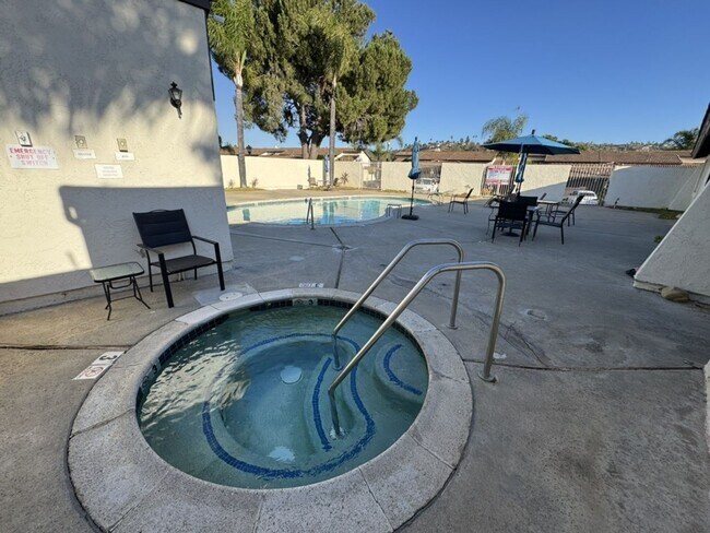 Building Photo - 5402 Villas Dr