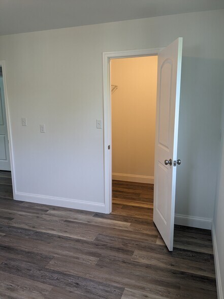 Building Photo - 329 York Rd