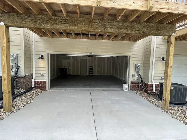 Building Photo - 584 Hazel Dr