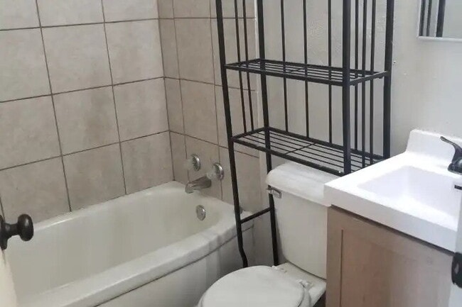 Building Photo - Spacious 3 Bedroom Apartment