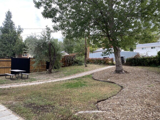 Building Photo - 2605 Lark Dr