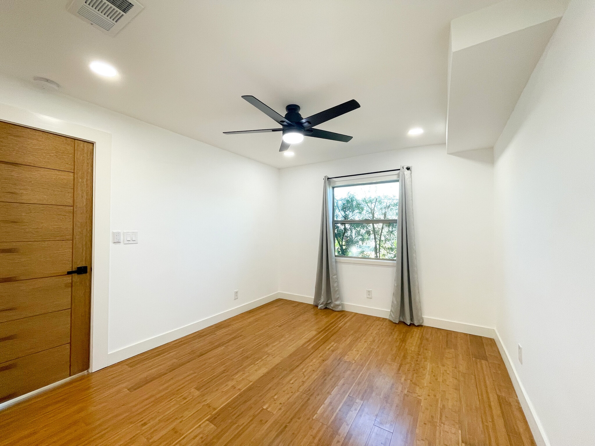 Building Photo - 958 Camulos St