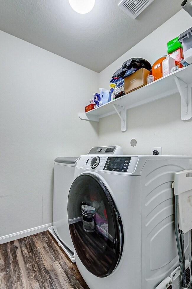 Building Photo - 24059 Hay Needle Ln