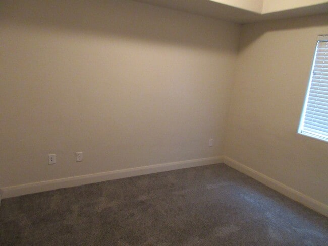 Building Photo - 7 bedroom, 3 bathroom twin home