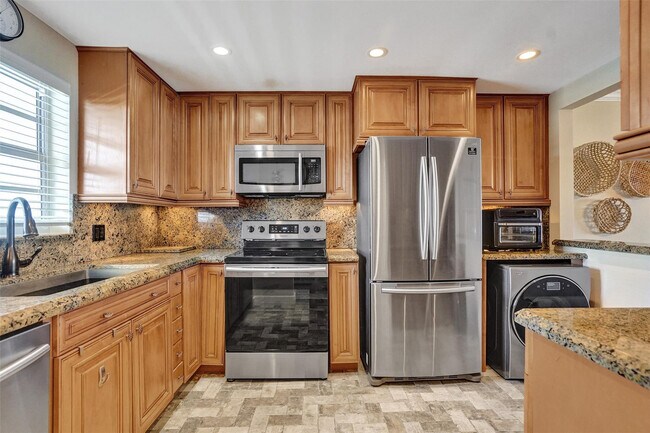 Building Photo - 3051 NE 48th St