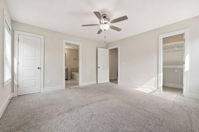 Building Photo - APPLICATIONS PENDING - Gorgeous 4be/3ba With Fenced-In Backyard