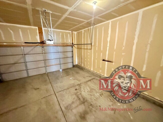 Building Photo - 3 Bd 3.5 Bath Model Like Townhome in Riverton