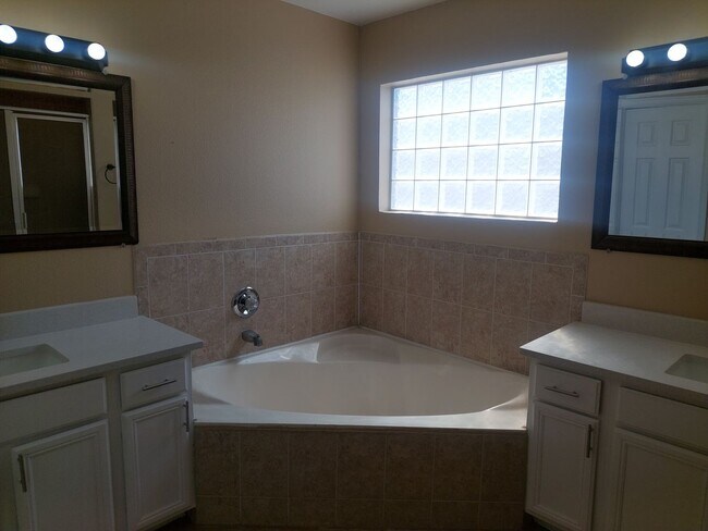 Building Photo - 4 BEDROOM 3 BATHROOM HOME! fully remodeled...