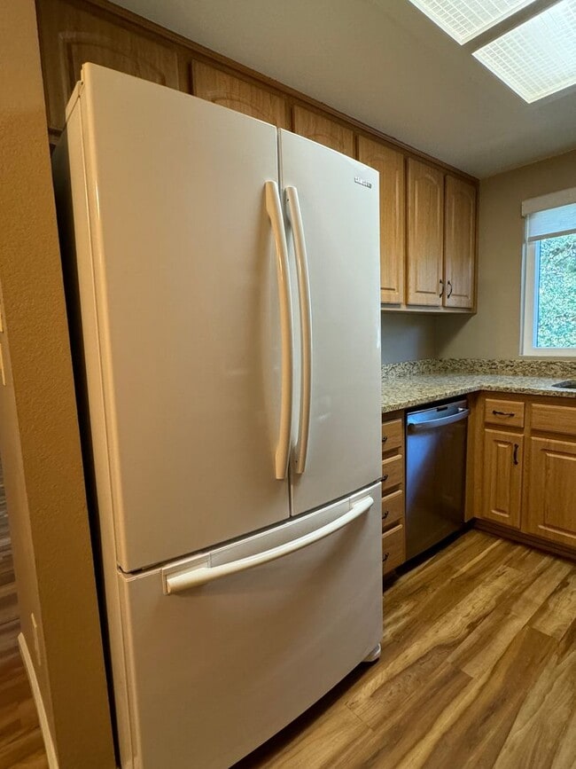 Building Photo - Nicely updated condo in Cirby Woods III