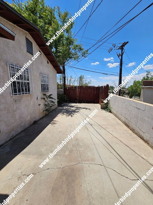 Building Photo - 1206