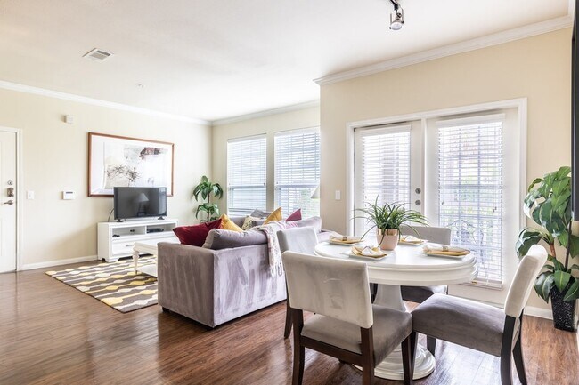 Building Photo - 22631 Colonial Pkwy