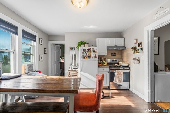 Building Photo - 383 Davis St