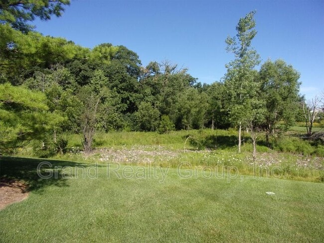 Building Photo - 1075 N Village Dr