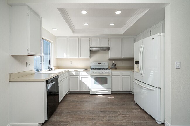 Building Photo - Costa Mesa Townhome with Loft | 2BR, 2.5BA...