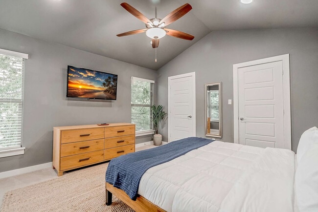 Building Photo - 2002 Rosewood Ave