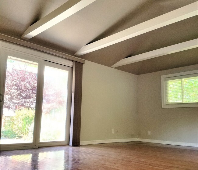 Building Photo - Gorgeous well maintained 4 bed house avail...