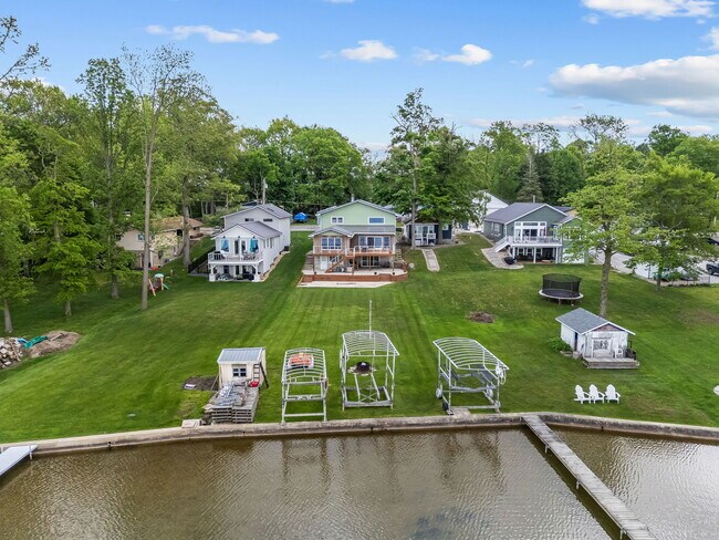 Building Photo - 2083 Chapman Lake Dr