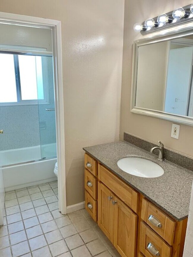 Building Photo - 4 bed 1.5 bath House in Richmond -- AVAILABLE NOW !!