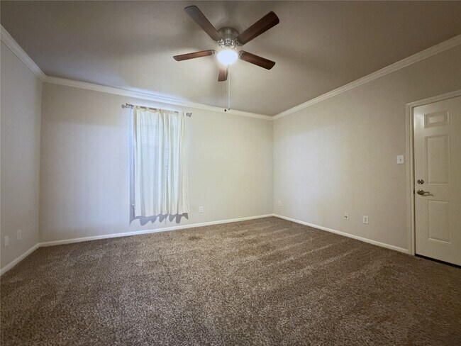 Building Photo - 2255 Braeswood Park Dr