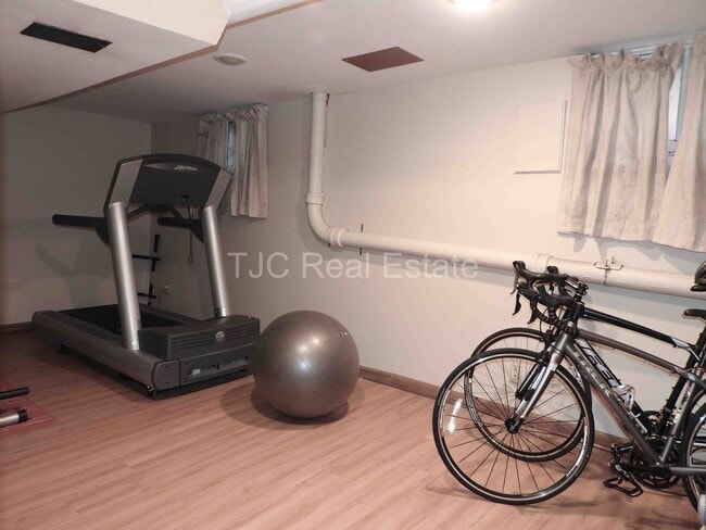 Building Photo - 2322 Cherry St