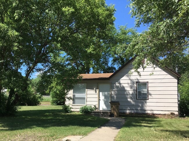 Building Photo - Pet Friendly 3 Bedroom Charmer located beh...