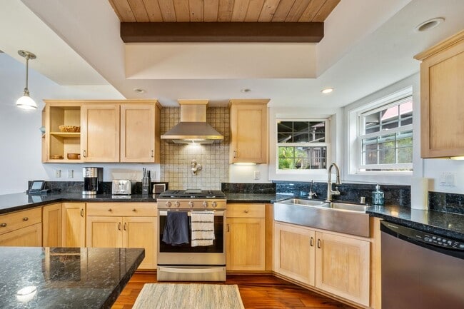 Building Photo - 76-886 Hualalai St