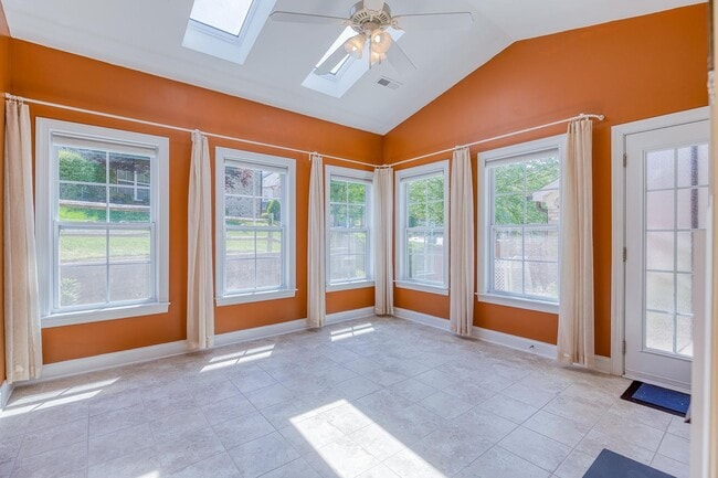 Building Photo - 3 Bedroom, 3 Bathroom Winston Salem Townhome