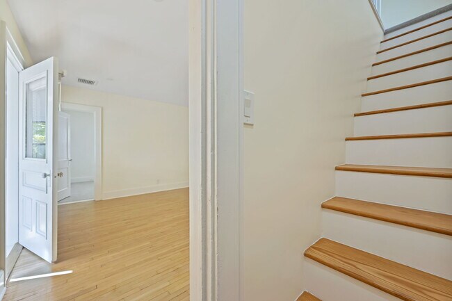 Building Photo - 158 Henry St