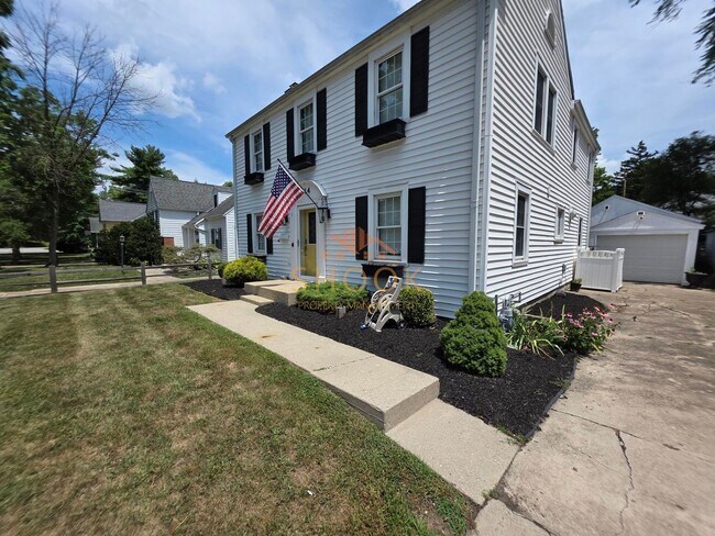 Building Photo - AVAILABLE JANUARY 2027 - BEAUTIFUL AND UNIQUE 4 BR HOME ACROSS CAMPUS