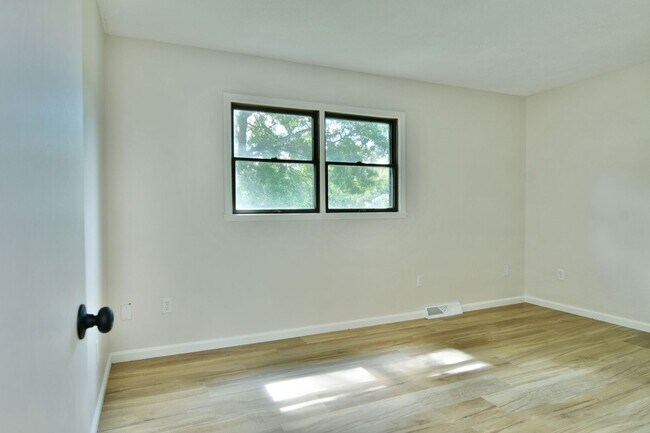 Building Photo - 460-462-462 Fowler St