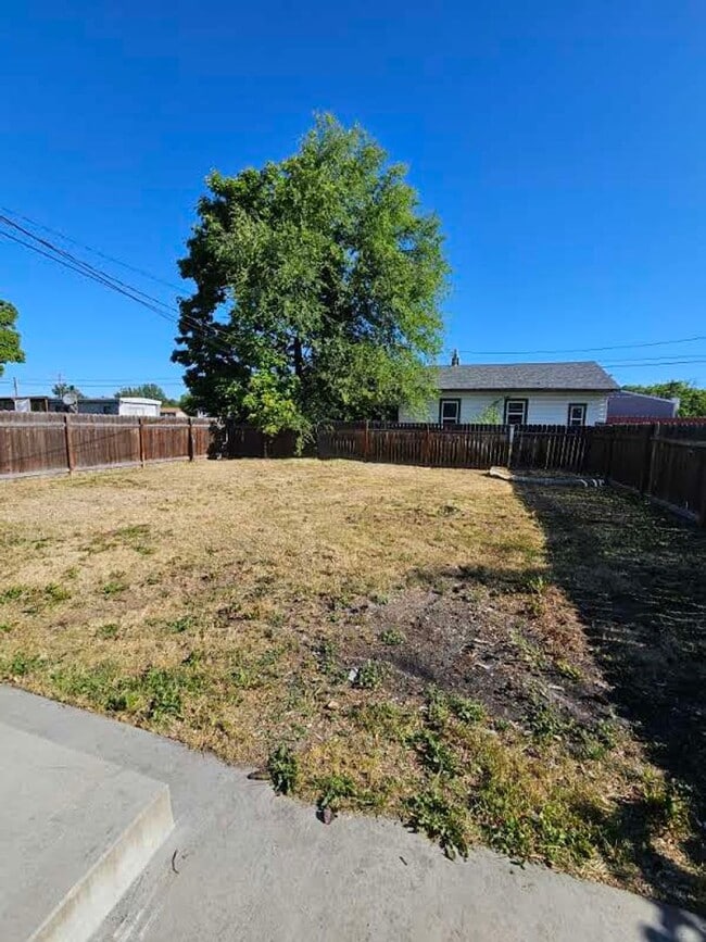 Building Photo - 3 Bedroom Fully Remodeled Home in Downtown...