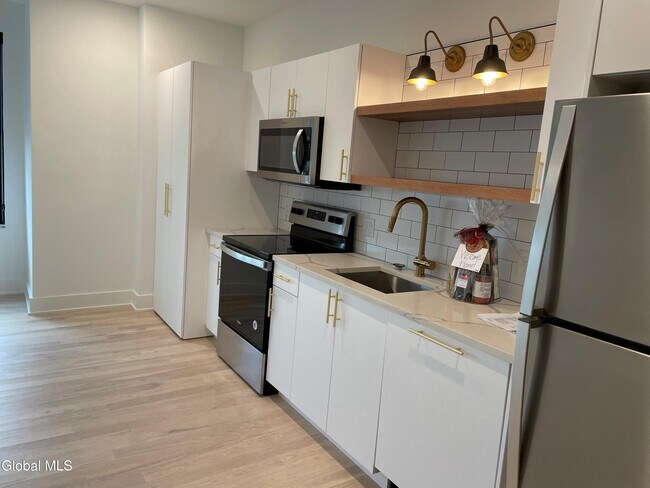 Building Photo - 385 Broadway