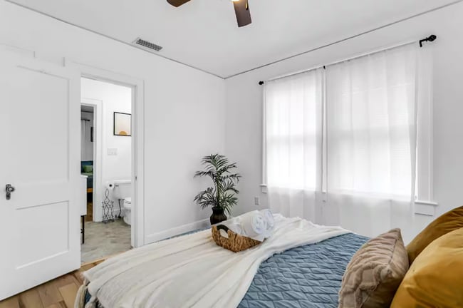 Building Photo - Furnished 2-Bedroom Corner Lot Home in Old...