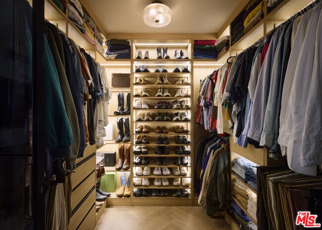 Building Photo - 8787 Shoreham Dr