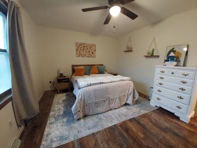 Building Photo - Nice 3 Bedroom 2 Bathroom House in Somerset