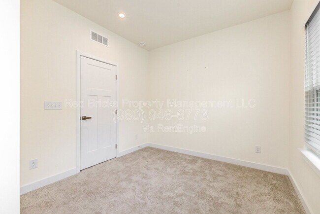 Building Photo - 6122 Cleburne Ct