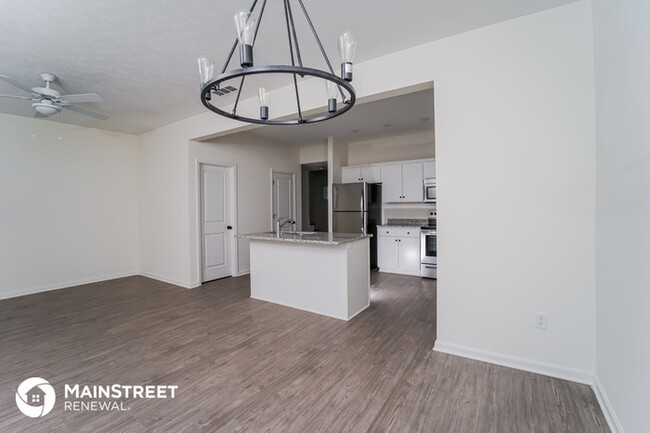 Building Photo - Town Home Available For Immediate Move In!