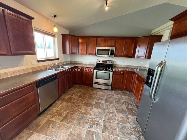 Building Photo - Well Maintained 4 bed house in The Landings