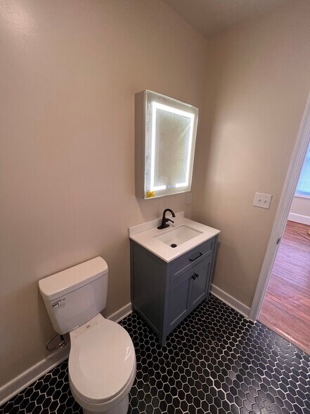 Building Photo - 1005 W High St