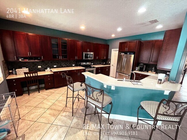 Building Photo - 2041 Manhattan Ln