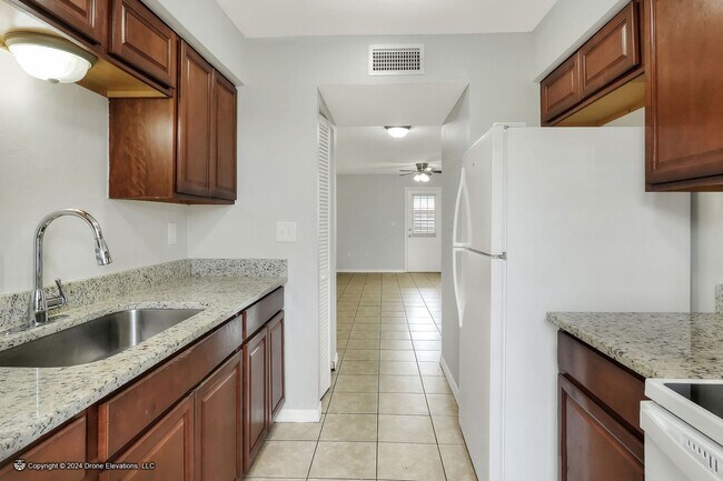 Building Photo - Cozy 2 Bedroom Apartment in Eagle Lake